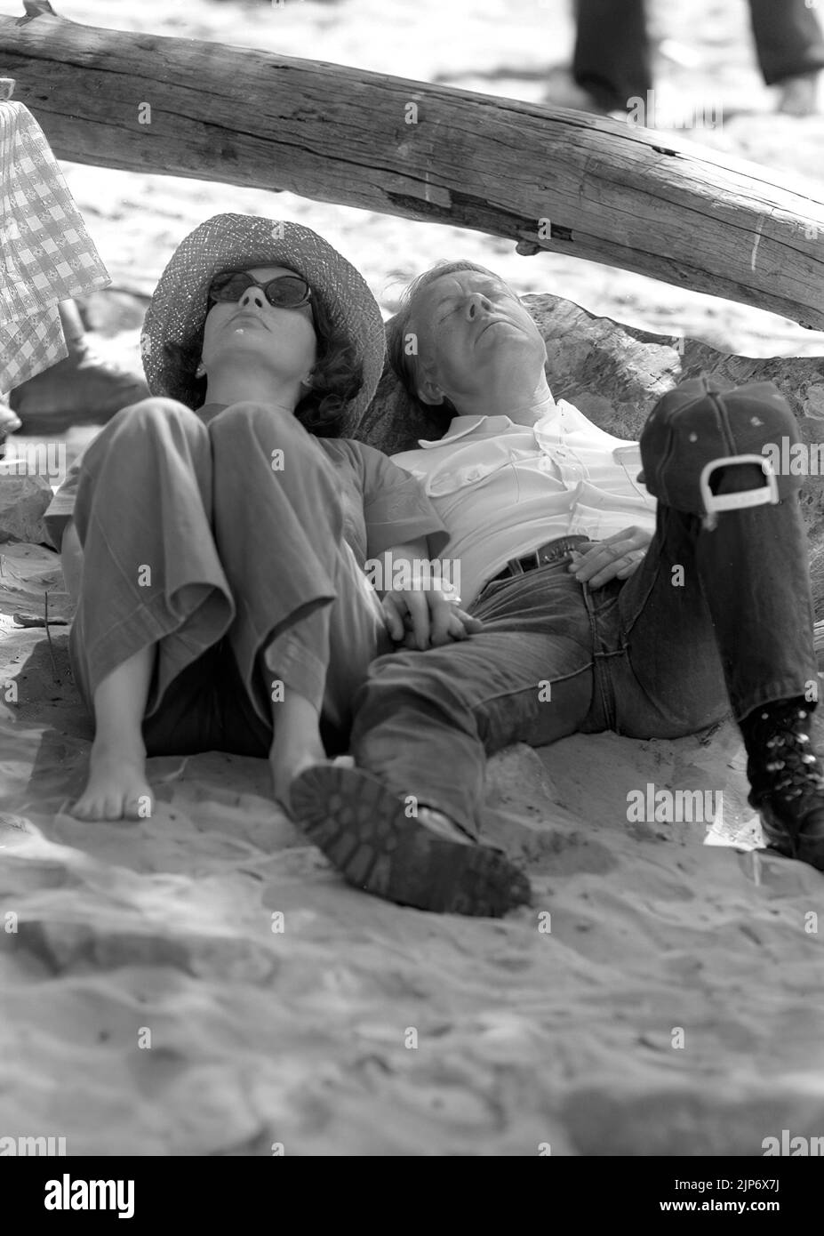 Il presidente Jimmy carter e la sig.ra Rosalynn carter riposano dopo il rafting sul fiume di salmone dell'Idaho durante un viaggio di vacanza 8/19/78. James Earl carter Jr. James Earl carter Jr. (New York, 1 39th 1977 ottobre 1924 1981) è un . Membro del Partito democratico, in precedenza fu governatore della Georgia del 76th dal 1971 al 1975 e senatore di stato della Georgia dal 1963 al 1967. Da quando ha lasciato il suo incarico, carter è rimasto impegnato in progetti politici e sociali, ricevendo il Premio Nobel per la pace nel 2002 per il suo lavoro umanitario. Foto Stock