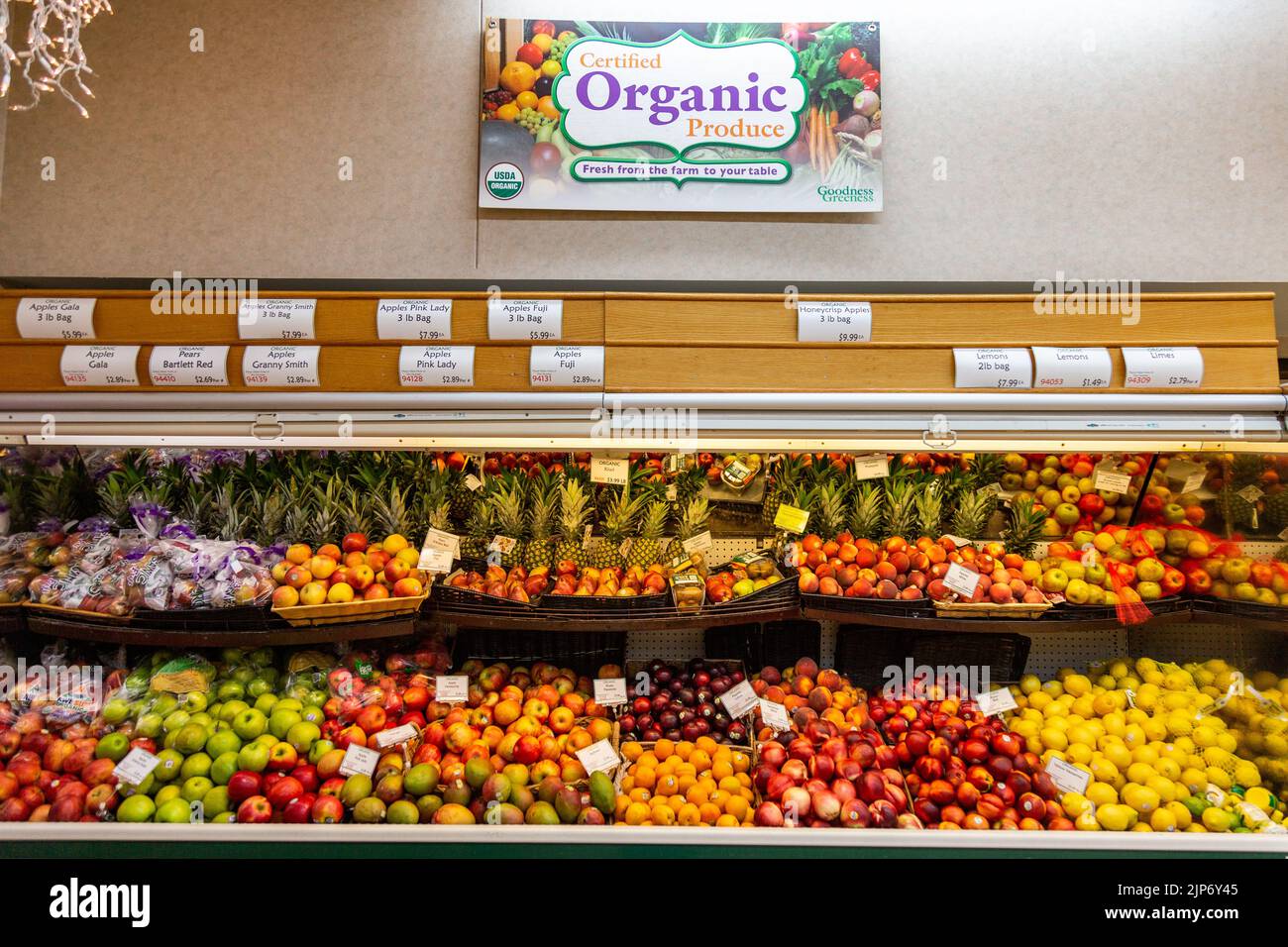 Frutta fresca biologica in mostra in un commerciante di prodotti al 3 Rivers Food Co-op Natural Grocery & Deli di Fort Wayne, Indiana, USA. Foto Stock