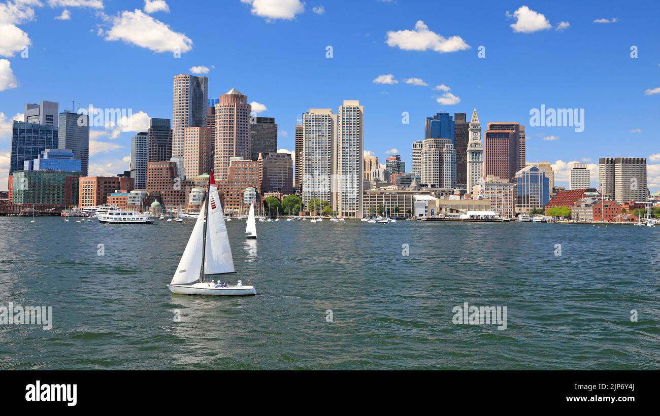 Skyline e porto di Boston con barche e Oceano Atlantico in primo piano, USA Foto Stock