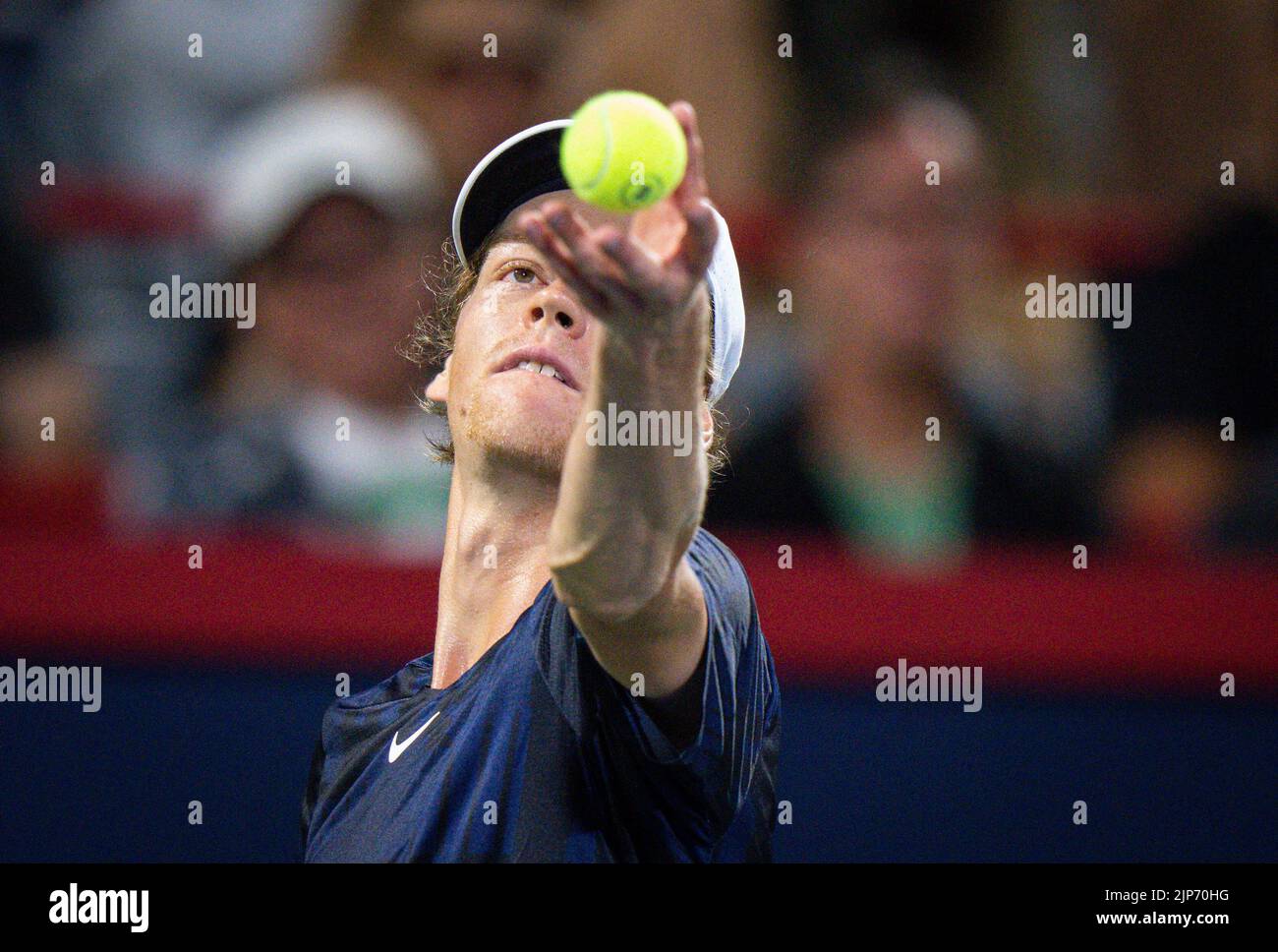 Jannik Sinner of Italy è in servizio durante il National Bank Open allo Stade IGA il 11 agosto 2022 a Montreal, Canada. Credit: Mathieu Belanger/AFLO/Alamy Live News Foto Stock