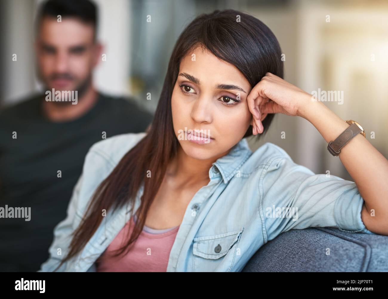 Perché il nostro rapporto è pieno di tutta questa tensione: Una giovane donna che si sta turbando dopo aver combattuto con il suo partner a casa? Foto Stock