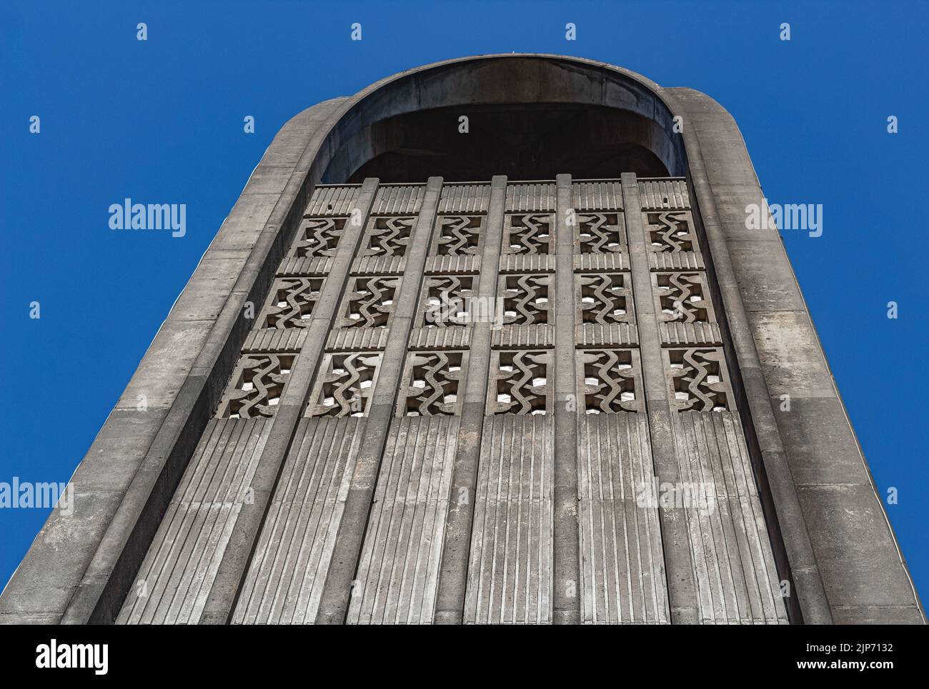 Campanile della chiesa antica, isolato sul cielo blu. Cattedrale dell'Abbazia di Westminster, Canada, Seminario di Cristo Re-Agosto 8,2022-nessuno, phot di viaggio Foto Stock