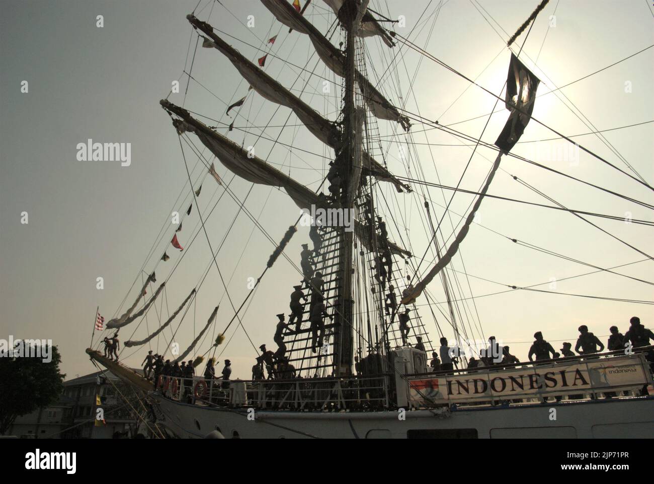 I cadetti della marina indonesiana che entrano nelle loro posizioni per iniziare a sventolare Arrivederci mentre KRI Dewaruci (Dewa Ruci), una nave alta indonesiana, sta avviando una vela dopo che la goletta di tipo barquentino è stata aperta per i visitatori pubblici al porto di Kolinlamil (porto della Marina) a Tanjung Priok, Giacarta settentrionale, Jakarta, Indonesia. Foto Stock