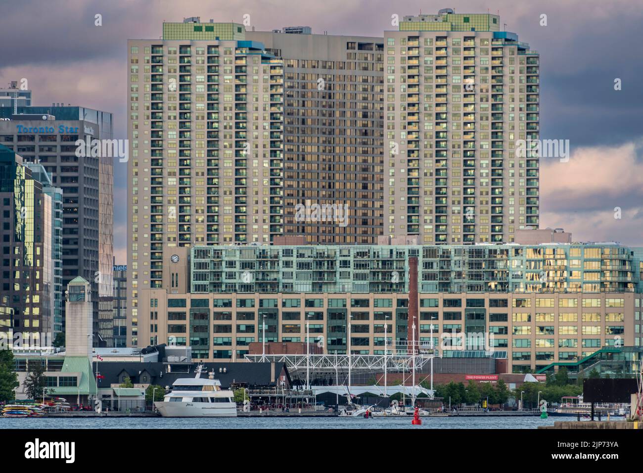Alto edificio residenziale nel centro di Toronto Foto Stock