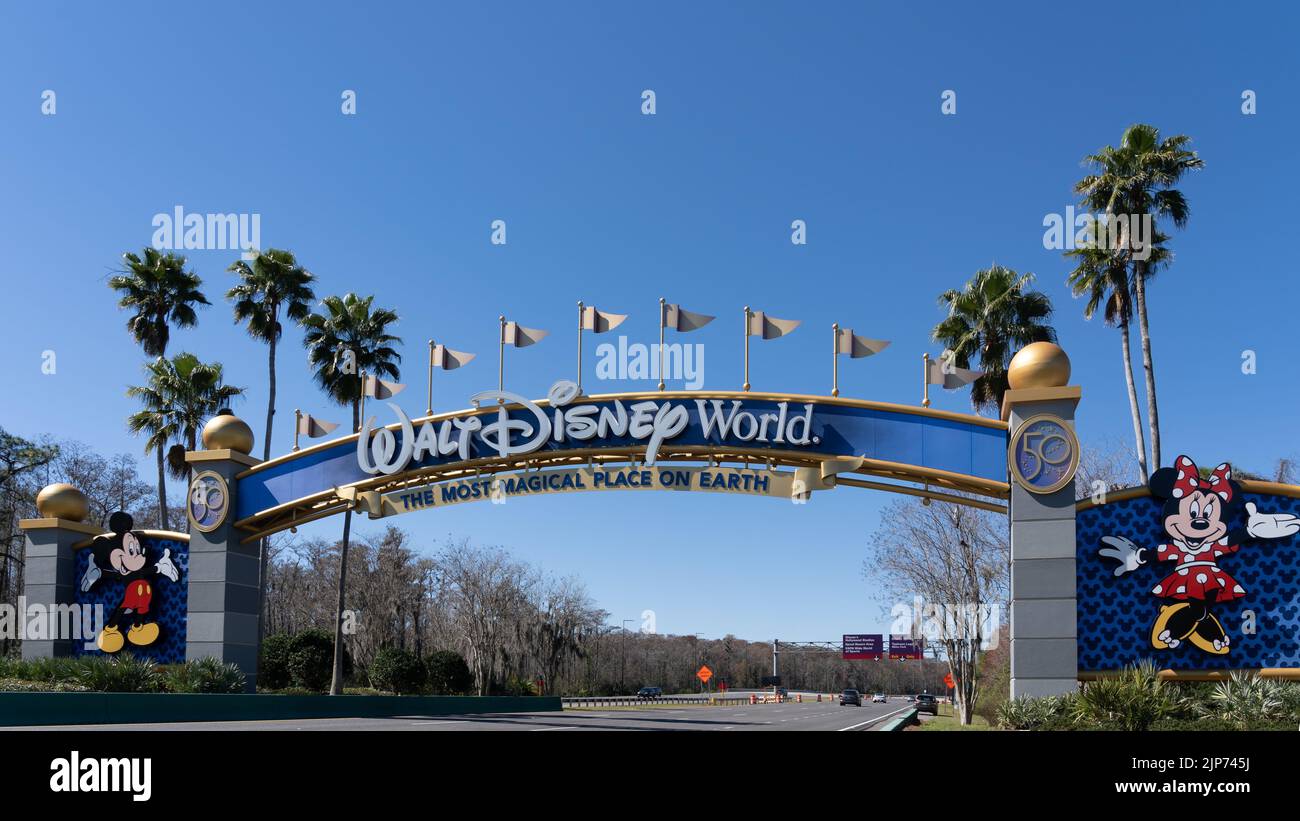 Orlando, Florida, USA - 9 febbraio 2022: Un cancello ad arco del Walt Disney World sulla strada a Orlando, Florida, USA. Il Walt Disney World e' un intrattenimento Foto Stock