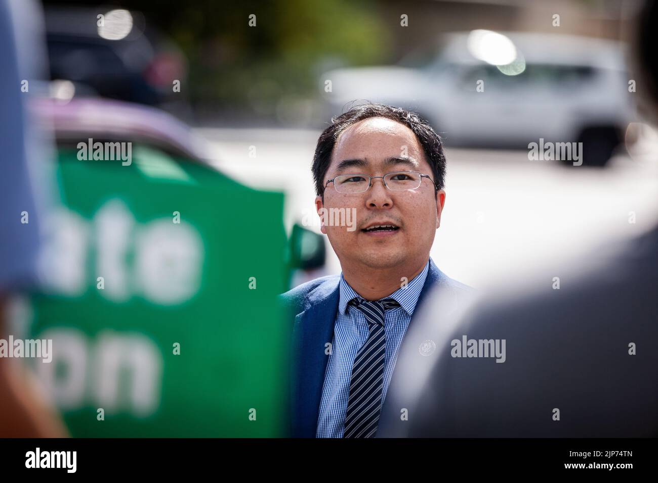 Washington, DC, Stati Uniti. 12th ago, 2022. Il rappresentante Andy Kim (NJ) parla con gli attivisti del clima prima di votare la legge sulla riduzione dell'inflazione nella Camera dei rappresentanti. La Camera si è riunita durante la pausa di agosto per una sessione speciale di votazione sulla versione della legge sulla riduzione dell'inflazione approvata dal Senato. Il disegno di legge ha passato un voto di partito di 220 a 207; tutti i repubblicani della Camera hanno votato contro la legislazione. Il progetto di legge affronta molte priorità democratiche, tra cui incentivi per l’energia pulita, la creazione di posti di lavoro e la riduzione dei costi sanitari. (Credit Image: © Allison Bailey/S Foto Stock