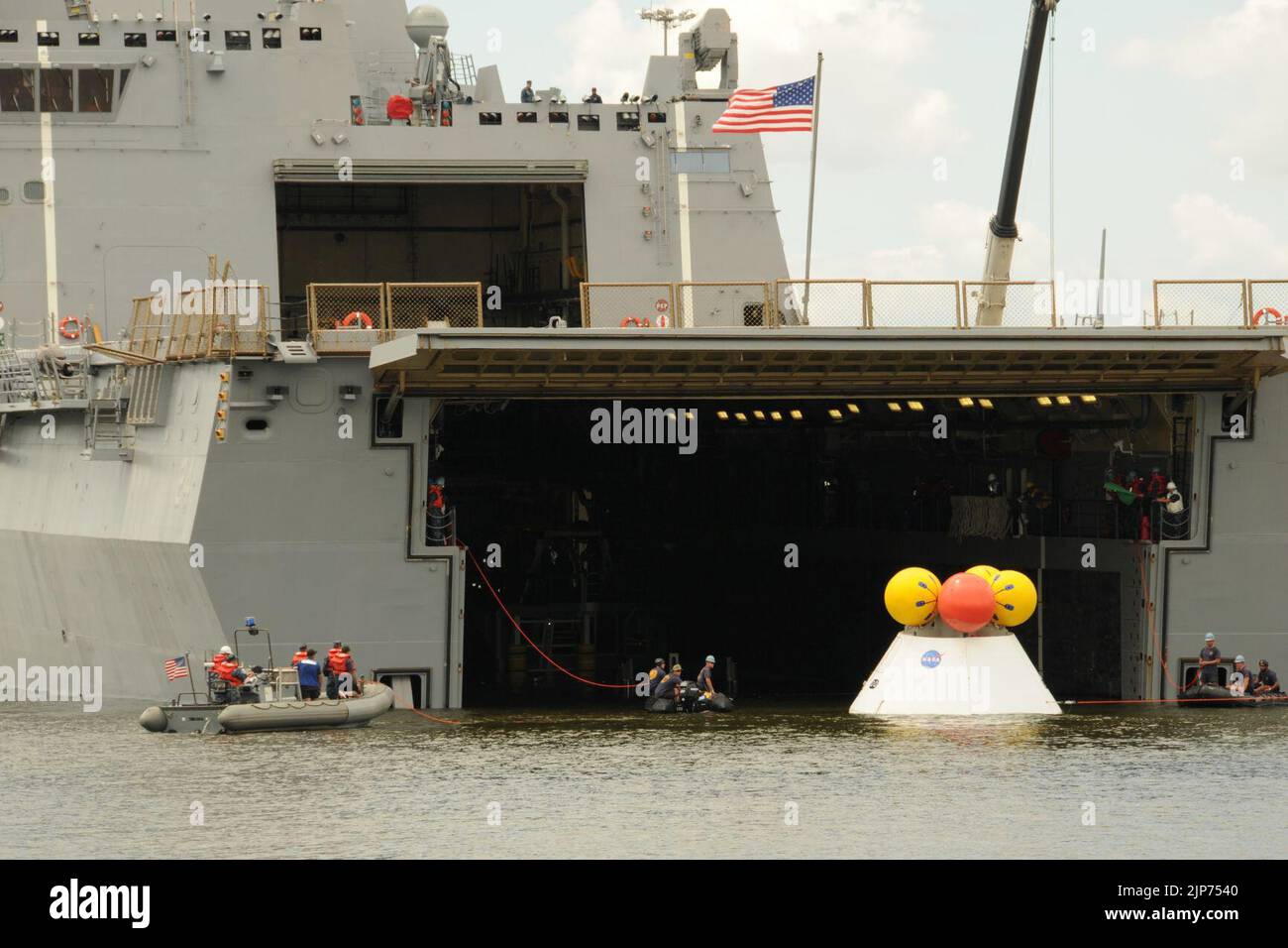 La capsula Orion è portata a bordo della USS Arlington. (9526245506) Foto Stock