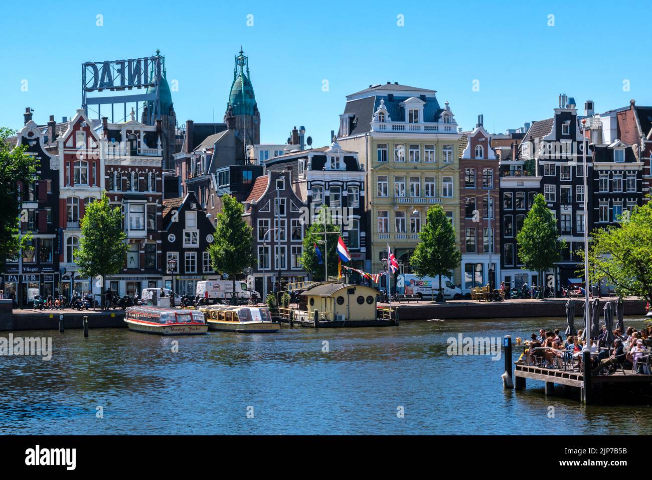 Amsterdam, Paesi Bassi - 21 giugno 2022: Case tradizionali lungo il fiume Amstel Foto Stock