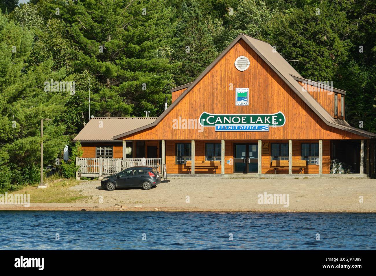 Algonquin Park, Ontario, Canada - 29 luglio 2022: L'Ontario Parks Permit Office al lago Canoe nel Parco Provinciale di Algonquin, visto dall'acqua. Foto Stock