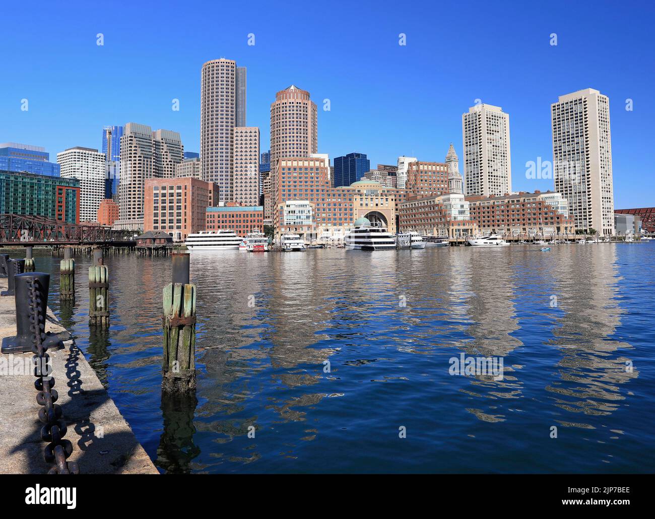 Skyline e porto di Boston con barche e Oceano Atlantico in primo piano, USA Foto Stock