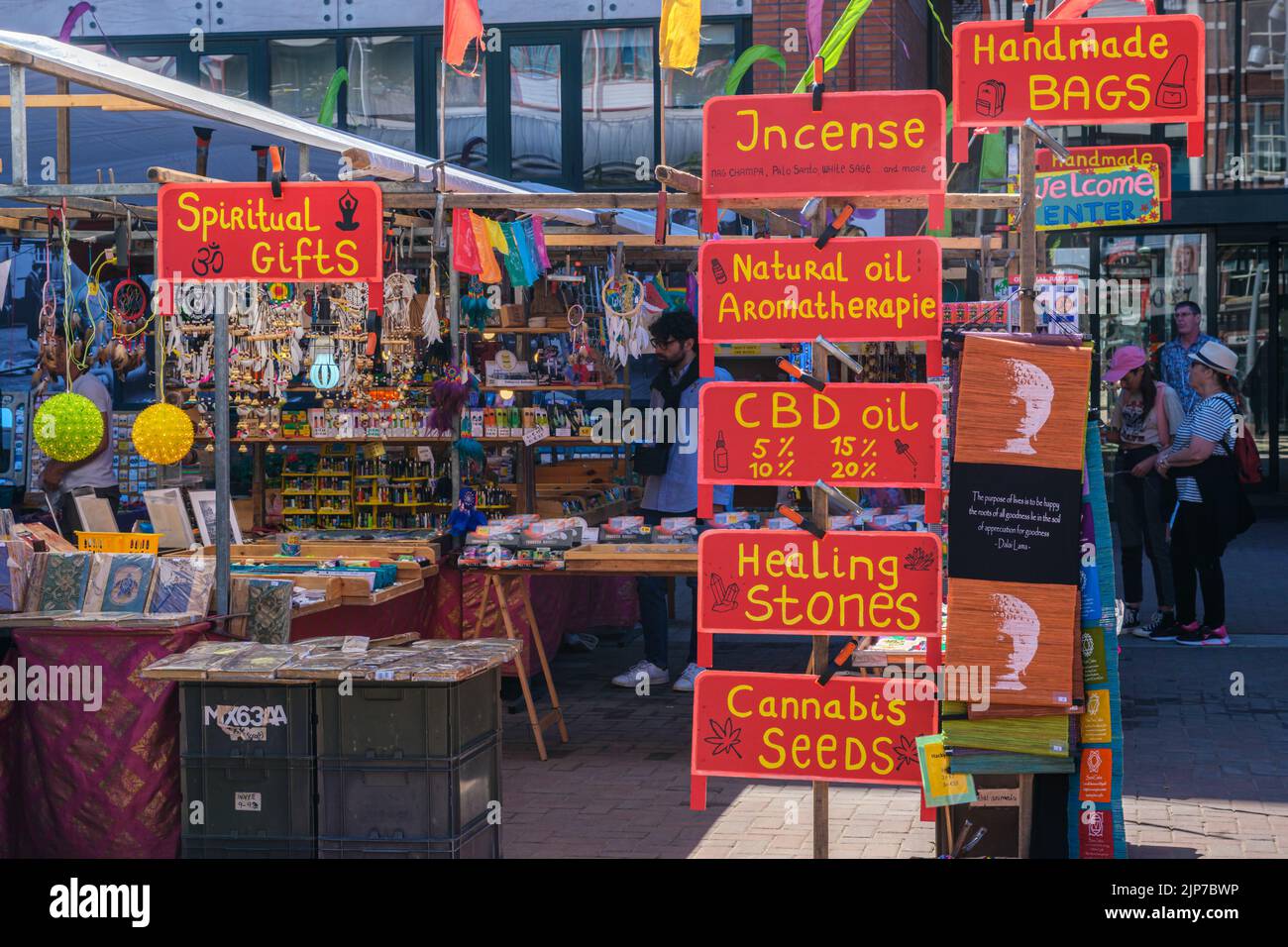 Amsterdam, Paesi Bassi - 21 giugno 2022: Molti prodotti Cannabis venduti sul mercato Foto Stock