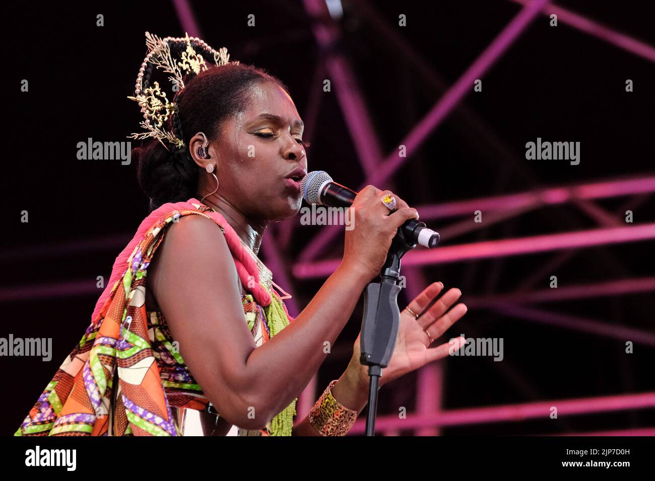 Cantante e lirico britannico-nigeriano e cantante Eno Williams con la band britannica Afrofunk Ibibio Sound System che si esibisce dal vivo sul palco al festival fieristico di Boomtown. Boomtown è un festival di musica britannica che si tiene ogni anno nella tenuta di Matterley nel South Downs National Park, vicino a Winchester. Ibibio Sound Machine è una band afro-funk inglese di Londra. Formatasi nel 2013, la band attualmente è composta dal cantante Eno Williams, dal chitarrista Alfred Kari Bannerman, dal percussionista Afla Sackey, dal batterista Joseph Amoako, dal bassista Philip PK Ambrose, dal trombonista/tastierista Tony Hayden, dal trombettista/tastiera Foto Stock