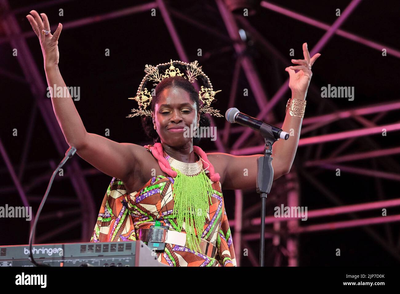 Cantante e lirico britannico-nigeriano e cantante Eno Williams con la band britannica Afrofunk Ibibio Sound System che si esibisce dal vivo sul palco al festival fieristico di Boomtown. Boomtown è un festival di musica britannica che si tiene ogni anno nella tenuta di Matterley nel South Downs National Park, vicino a Winchester. Ibibio Sound Machine è una band afro-funk inglese di Londra. Formatasi nel 2013, la band attualmente è composta dal cantante Eno Williams, dal chitarrista Alfred Kari Bannerman, dal percussionista Afla Sackey, dal batterista Joseph Amoako, dal bassista Philip PK Ambrose, dal trombonista/tastierista Tony Hayden, dal trombettista/tastiera Foto Stock