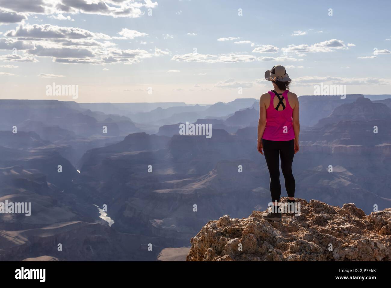 Avventuroso viaggiatore in piedi sul paesaggio americano Desert Rocky Mountain Foto Stock