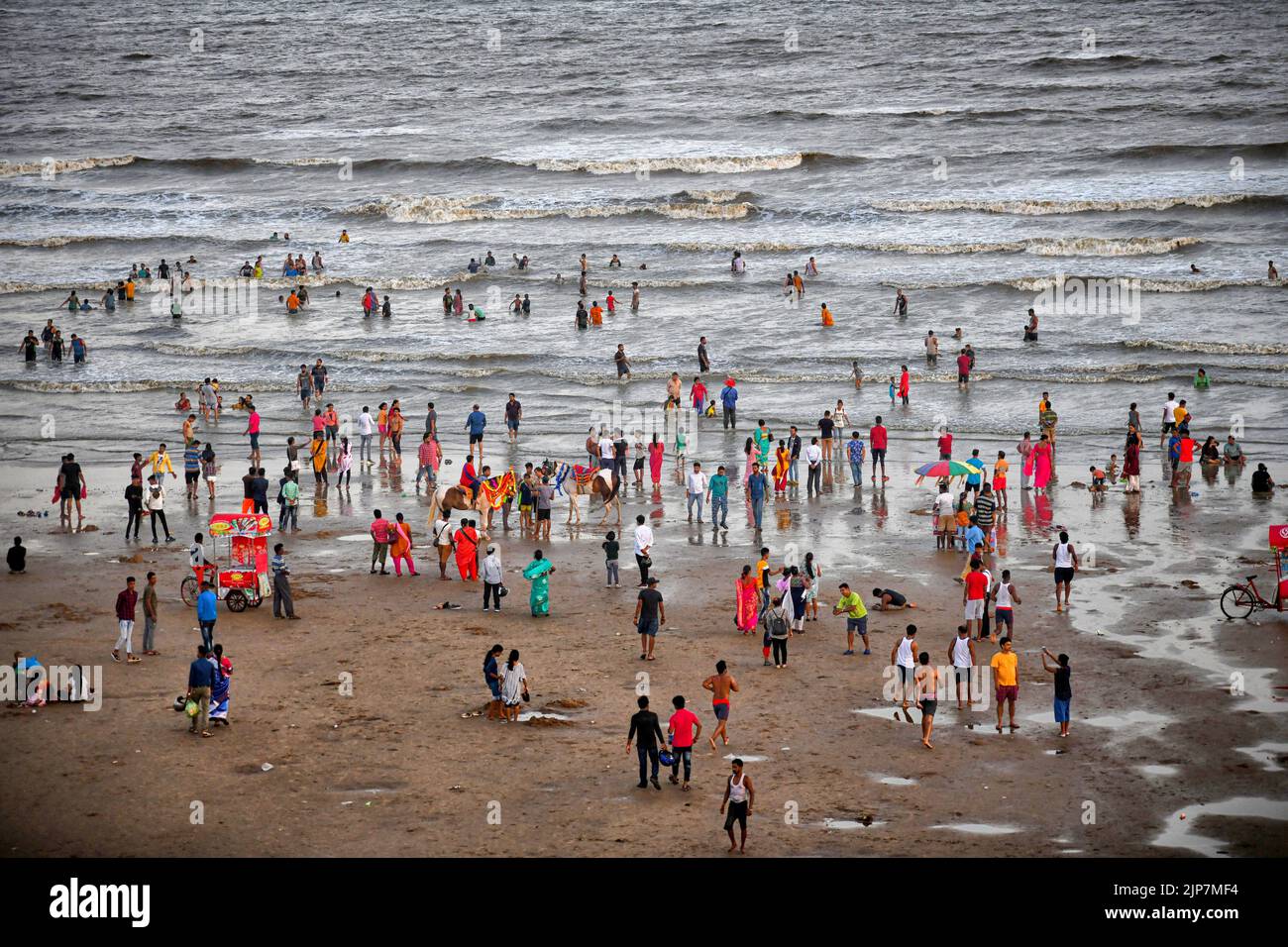 Digha, India. 15th ago, 2022. Persone viste al mare di Doigha durante le vacanze settimanali. La spiaggia di Digha è una destinazione turistica popolare durante tutto l'anno situato a 180 km a sud-ovest della città principale di Kolkata. (Foto di Avishek Das/SOPA Images/Sipa USA) Credit: Sipa USA/Alamy Live News Foto Stock