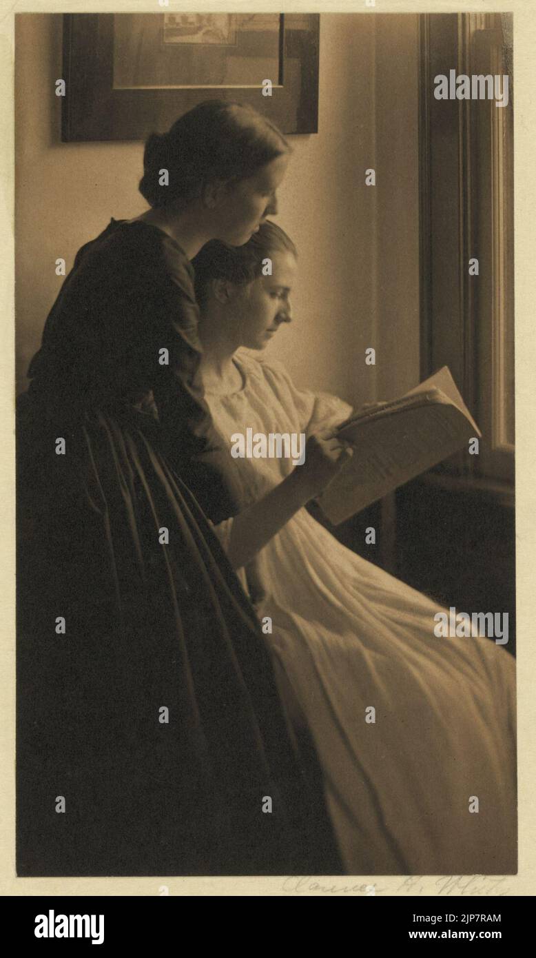 I lettori (Letitia Felix e Ada Follett), Newark, Ohio - Clarence H. White. Foto Stock