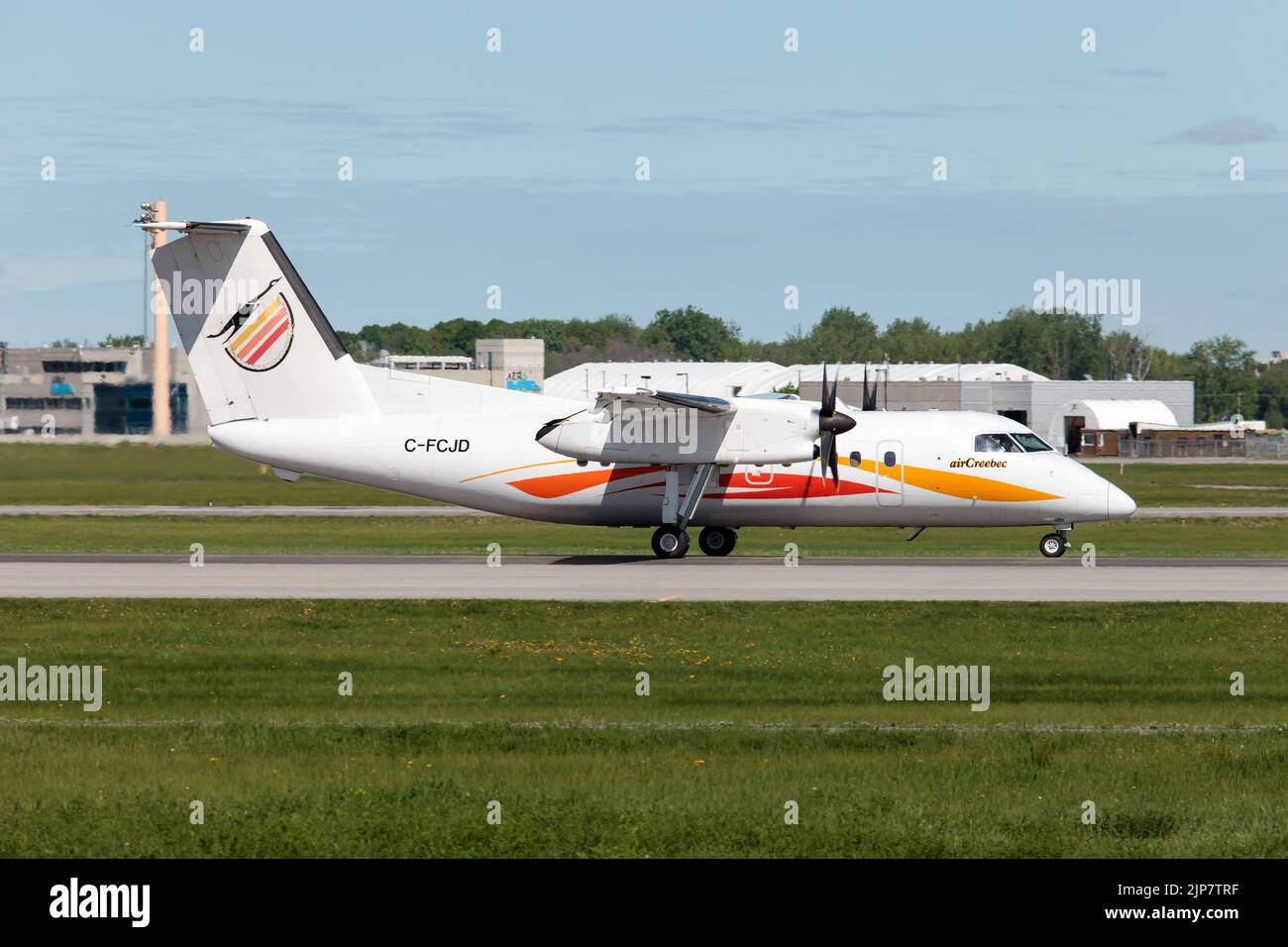 Montreal, Canada. 23rd maggio, 2022. Un Air Creebec Bombardier Dash 8-100 lasciando Montreal Pierre Elliott Trudeau International Airport. Air Creebec è una compagnia aerea regionale con sede a Val-d'Or, Quebec, Canada. Gestisce servizi di linea e charter per 16 destinazioni in Quebec e Ontario. (Credit Image: © Fabrizio Gandolfo/SOPA Images via ZUMA Press Wire) Foto Stock