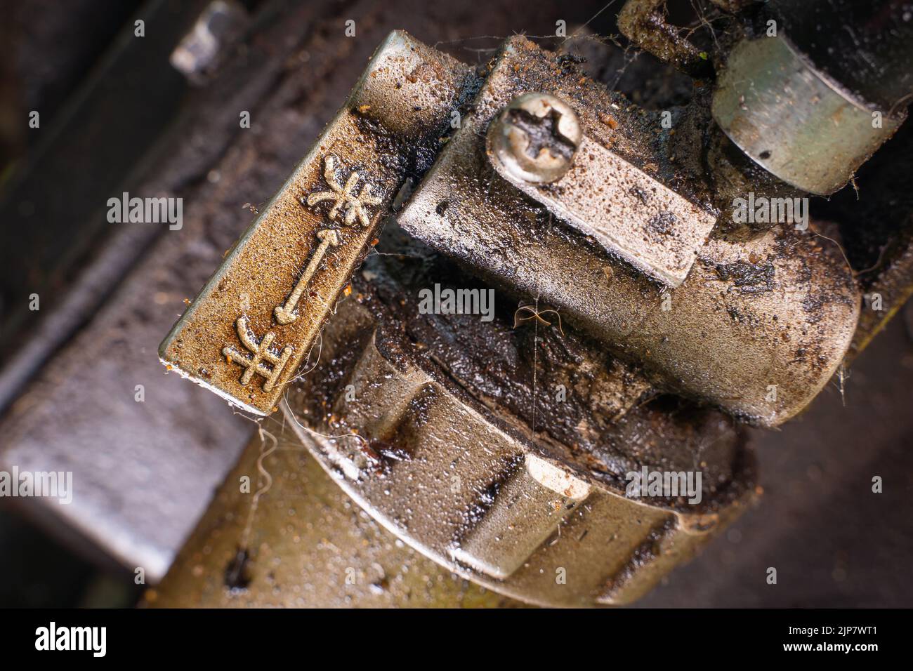 Maniglia del filtro diesel con iscrizioni in cinese per l'apertura e la chiusura del motore di un trattore diesel a passo d'albero. Valvola di alimentazione carburante all'engi Foto Stock