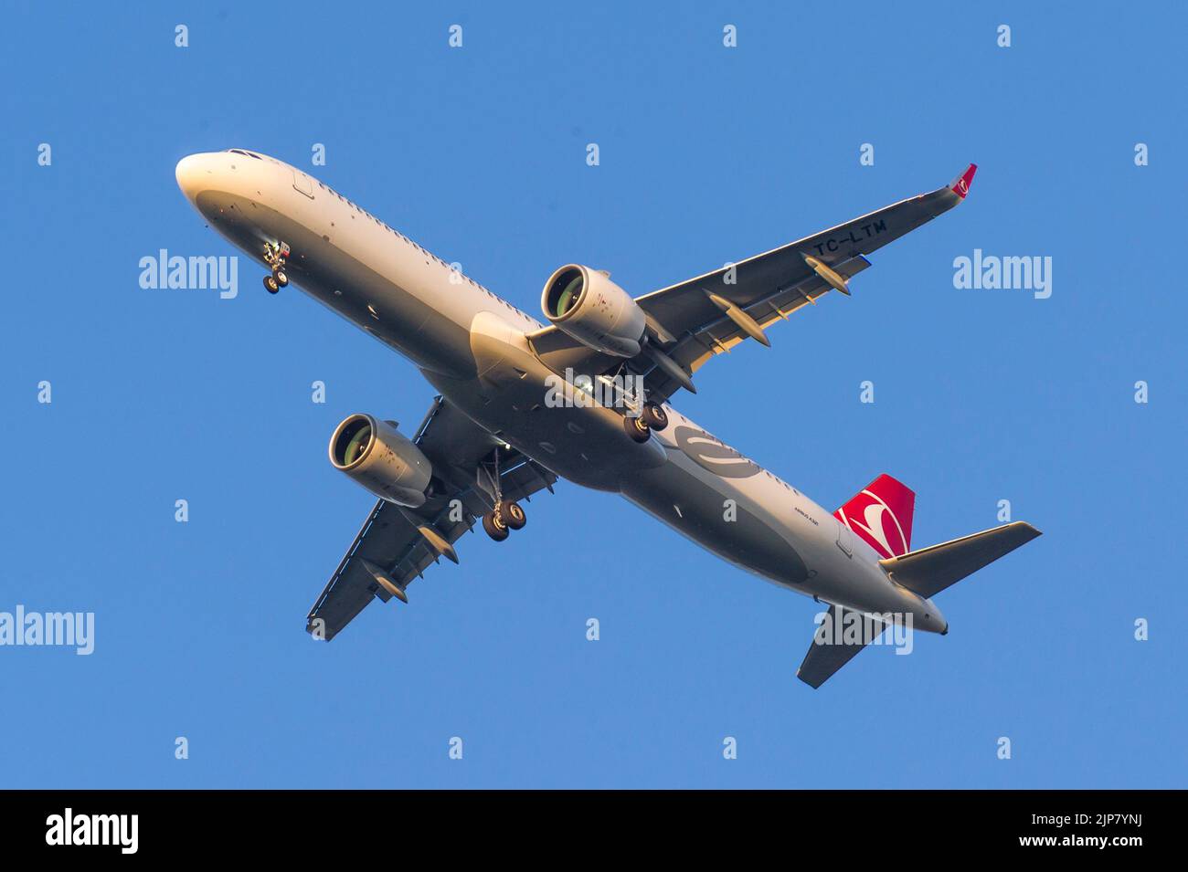 Turkish Airlines THY Airbus A321neo moderno aereo jet passeggeri in volo visto da lato e sotto l'aeroporto di avvicinamento per l'atterraggio Foto Stock