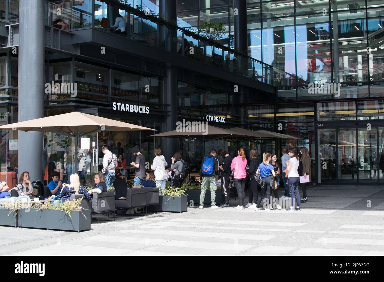 Il primo caffè Starbucks in Serbia, persone in fila fuori Starbucks. Foto Stock