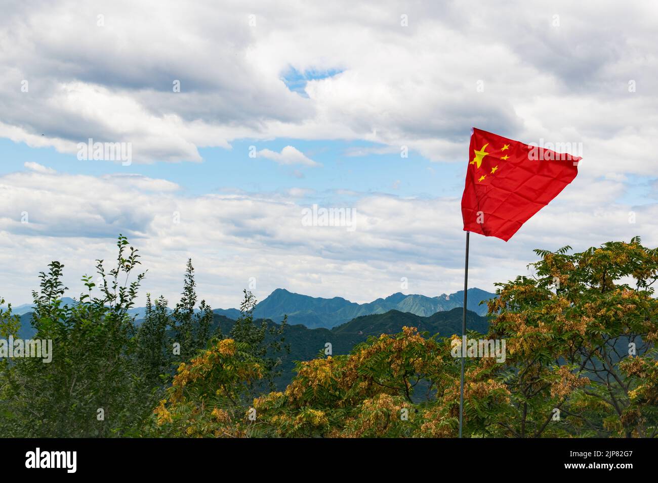 Bandiera della Cina nella vista dalla Grande Muraglia della Cina, sezione Mutianyu. Foto Stock