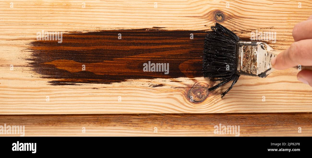 restauro di porte, spazzola di verniciatura di un'apertura in legno. Foto Stock