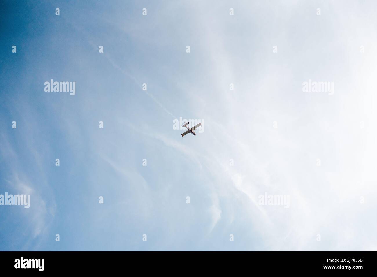 Aereo antincendio contro il cielo in Galizia Foto Stock
