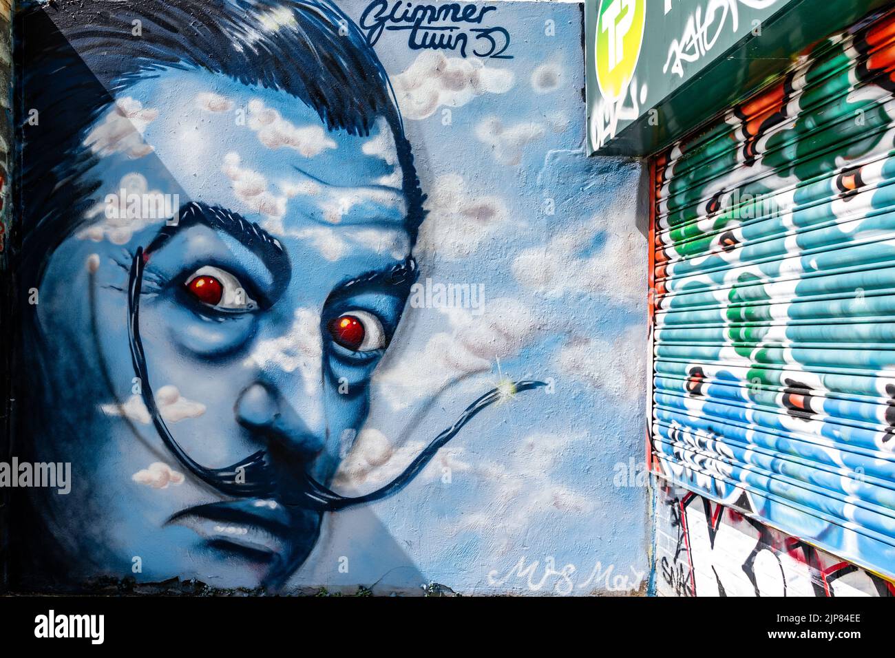 Un primo piano di un ritratto di graffiti di Salvador Dali su un muro a Trafalgar Lane, Brighton, Inghilterra Foto Stock