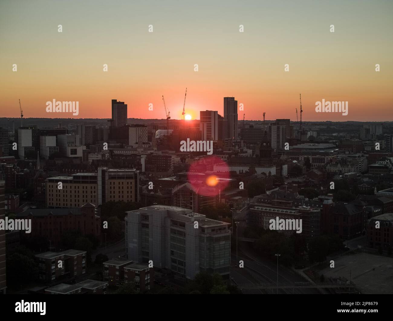 Leeds City, skyline dello Yorkshire Occidentale durante un'alba estiva che mostra la Altus House e gli edifici e le gru circostanti Foto Stock