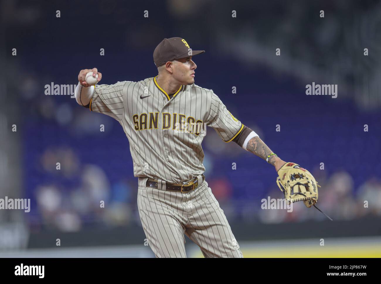Miami, Florida. USA; San Diego Padres terzo baseman Manny Machado (13) getta al primo durante una partita MLB contro i Miami Marlins, Lunedi, 15 agosto 202 Foto Stock
