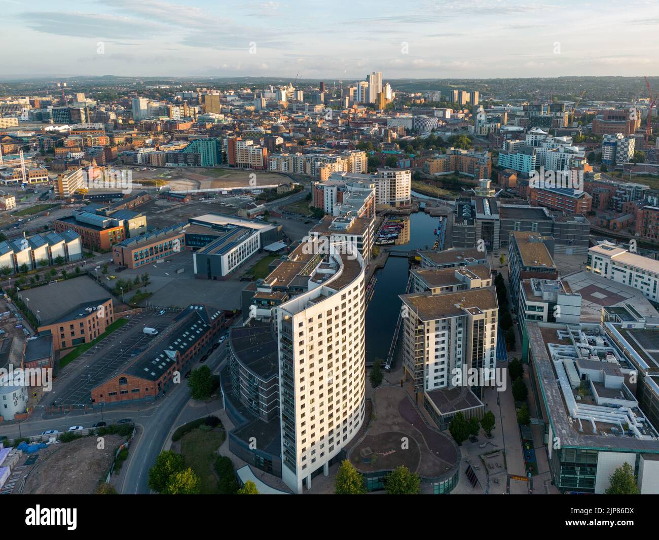 Foto del drone che mostra il porto di Leeds e la città sullo sfondo Foto Stock