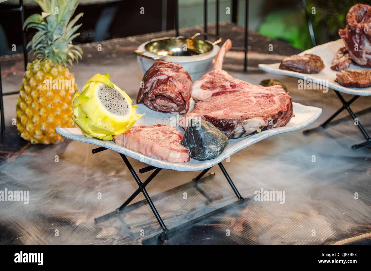 Tagli di carne cruda in mostra in un elegante buffet Foto Stock