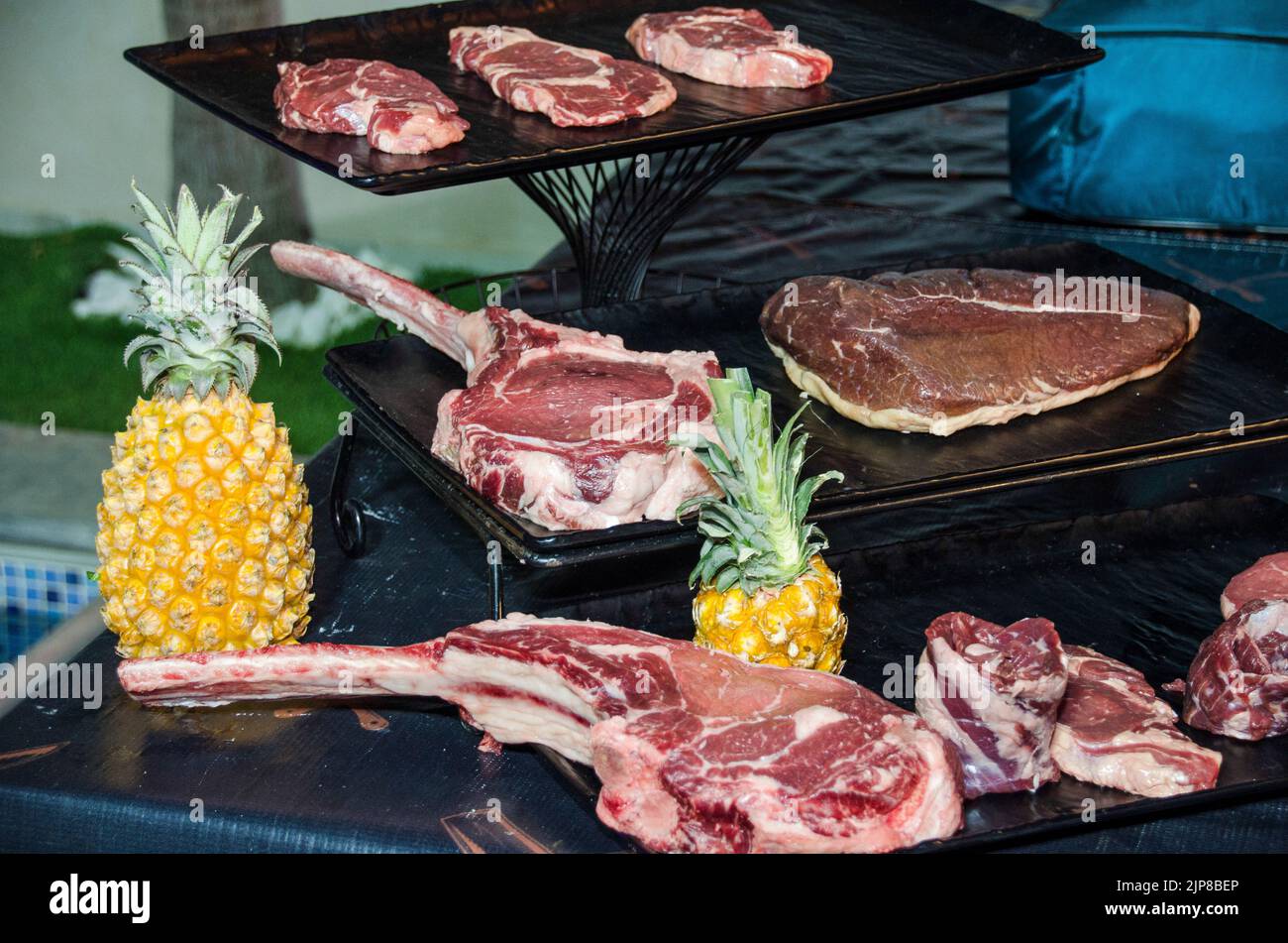 Tagli di carne cruda in mostra in un elegante buffet Foto Stock