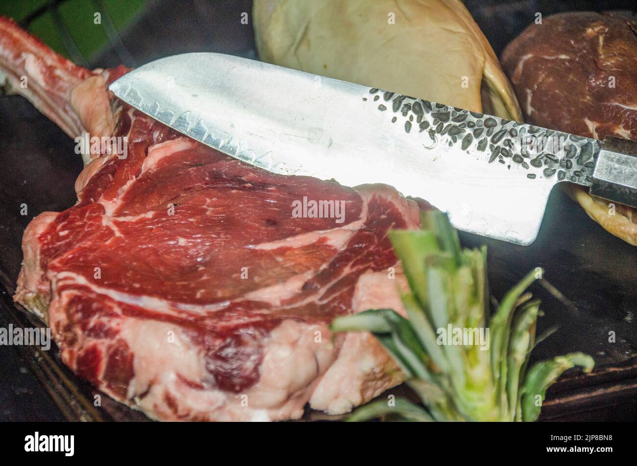 Tagli di carne cruda in mostra in un elegante buffet Foto Stock