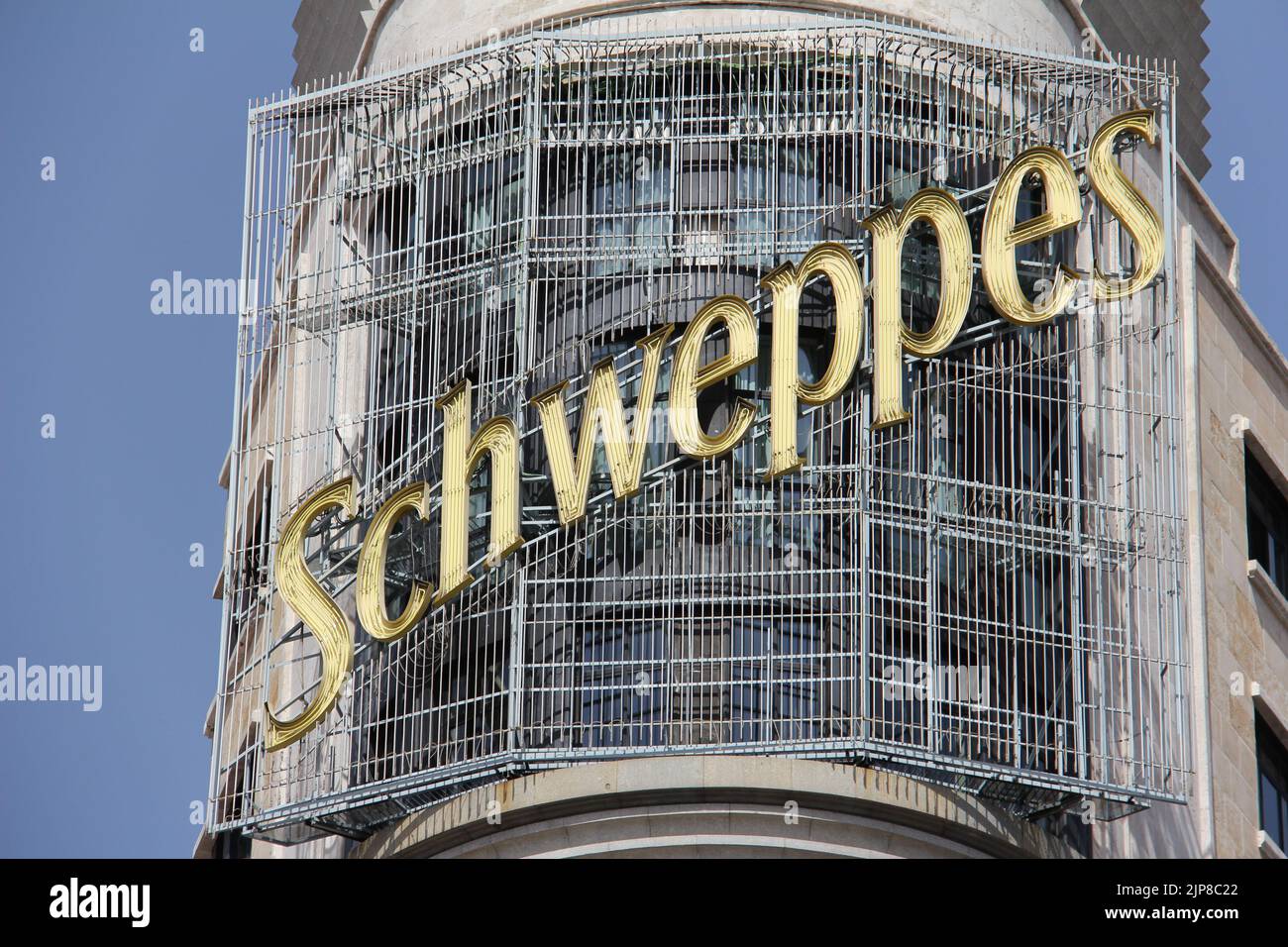 Il cartello Schweppes sull'edificio Carrion vicino alla Gran Via a Madrid, Spagna Foto Stock