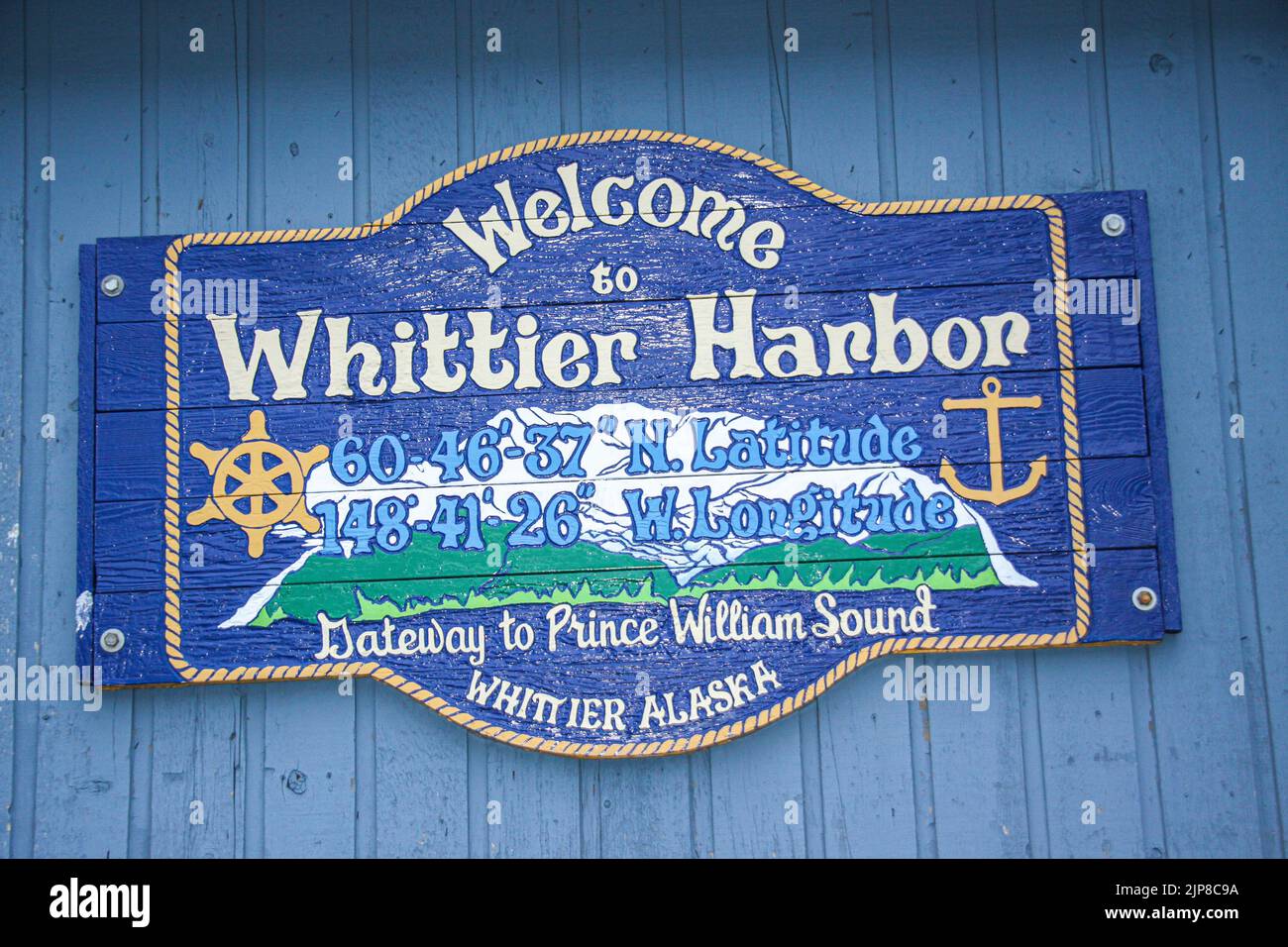 Whittier è una città alla testa del canale di passaggio nello stato dell'Alaska degli Stati Uniti, circa 58 miglia (93 km) a sud-est di Anchorage.[4] la città è all'interno Foto Stock