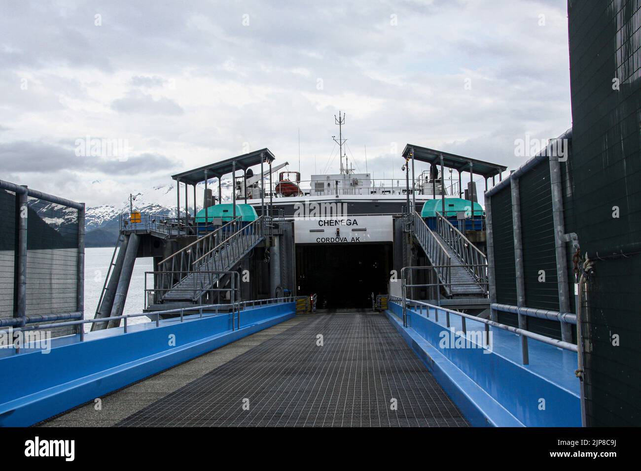 Carico del traghetto a Whittier una città alla testa del canale di passaggio nello stato americano dell'Alaska, circa 58 miglia (93 km) a sud-est di Anchorage.[4] T Foto Stock