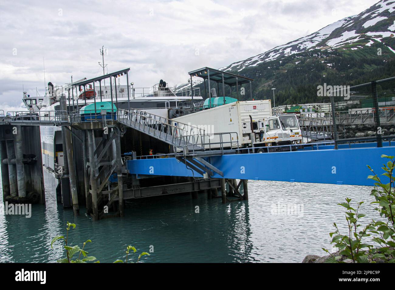 Carico del traghetto a Whittier una città alla testa del canale di passaggio nello stato americano dell'Alaska, circa 58 miglia (93 km) a sud-est di Anchorage.[4] T Foto Stock