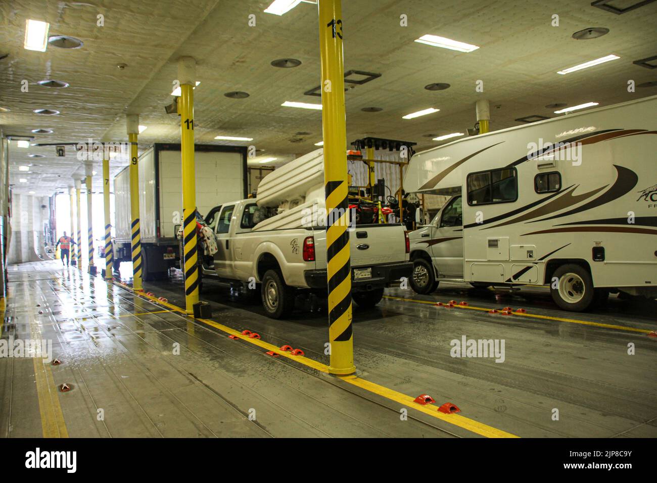Carico del traghetto a Whittier una città alla testa del canale di passaggio nello stato americano dell'Alaska, circa 58 miglia (93 km) a sud-est di Anchorage.[4] T Foto Stock