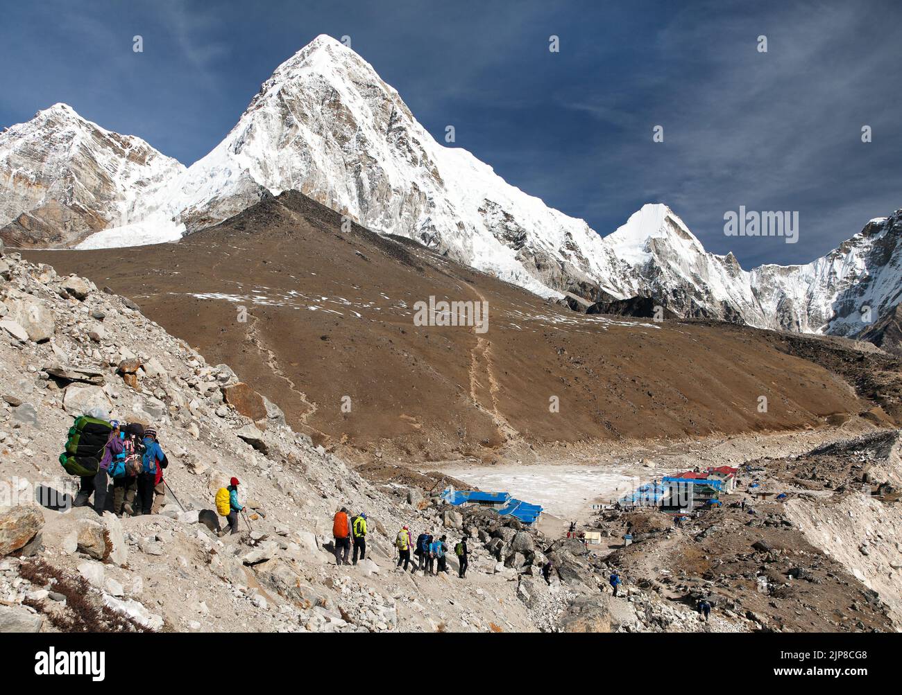 Gorak Shep Village, Kala Patthar e Monte Pumo Ri con turisti e Sherpa sulla strada per il campo base Everest, Sagarmatha parco nazionale, Khumbu valle, Foto Stock