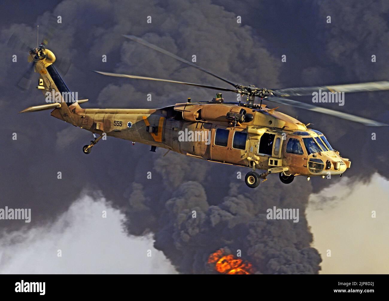 Israeli Air Force (IAF) Sikorsky UH-60 elicottero Blackhawk (Yanshuf), in volo durante una missione di soccorso Foto Stock