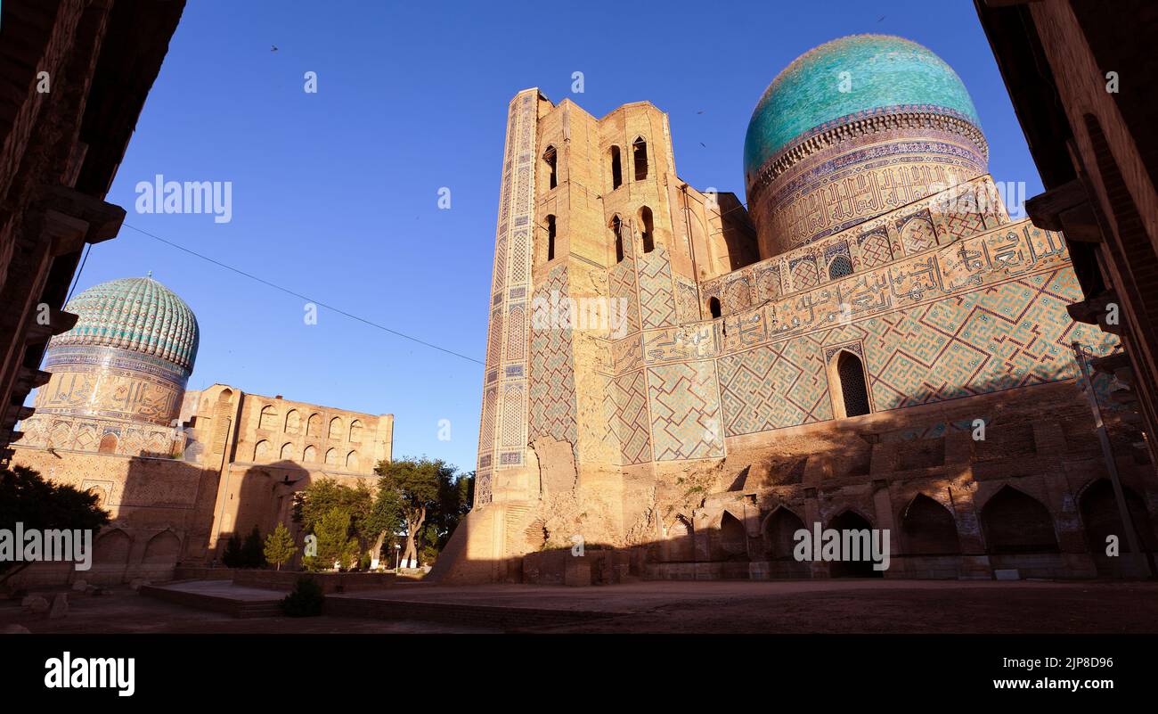Vista serale della moschea di Bibi-Khanym - Registan - Samarkand - Uzbekistan Foto Stock
