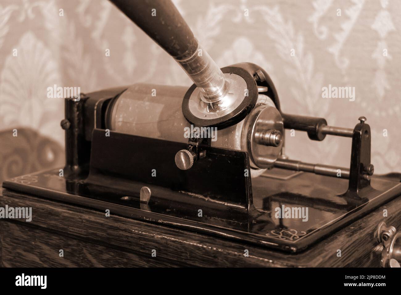 Lo sguardo dettagliato al fonografo, monocromatico a colori Foto Stock