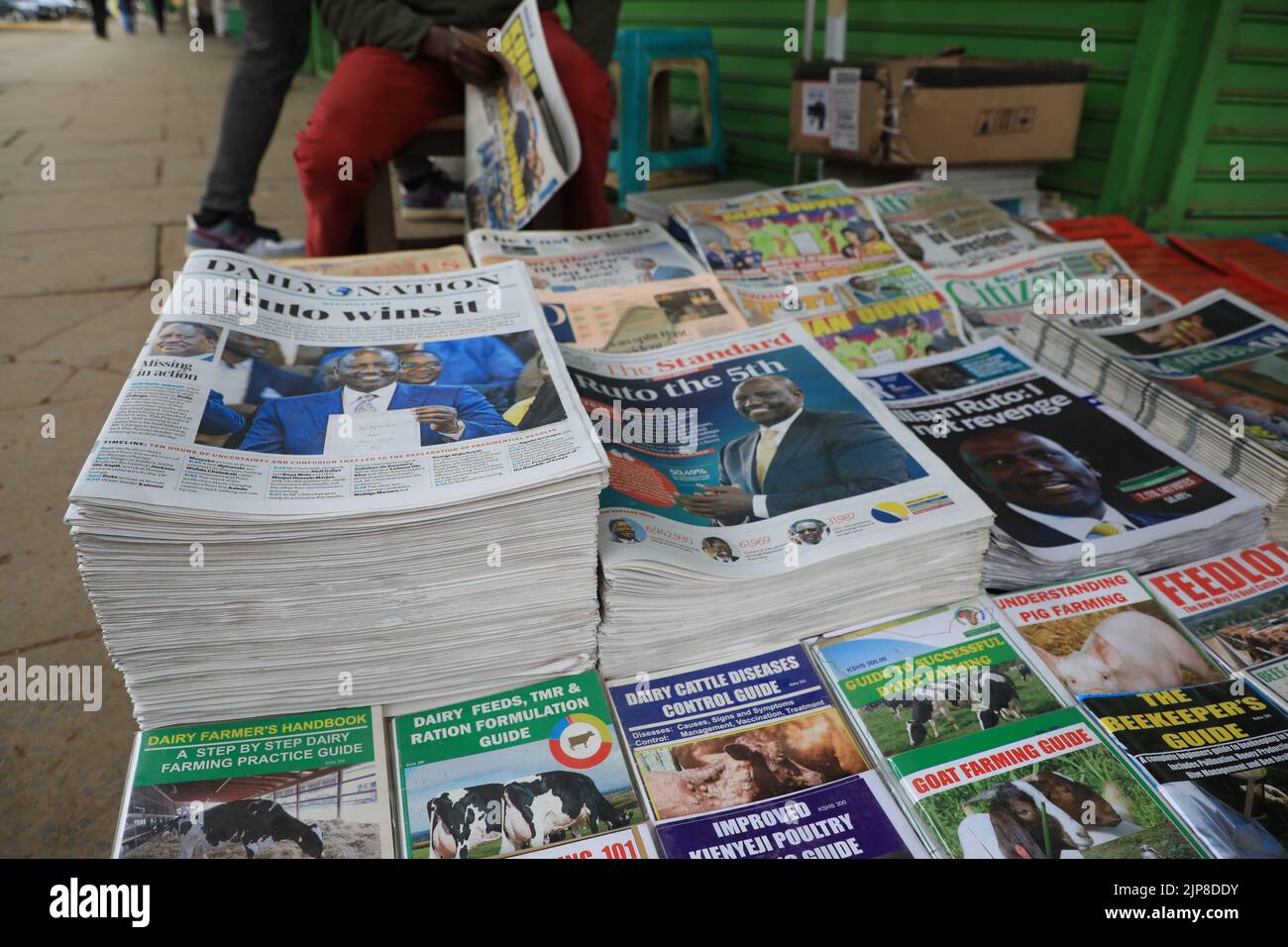 Nairobi, Kenya. 16th ago, 2022. Giornali che riportano la vittoria dell'alleanza Kwanza Kenia William Ruto come eletto presidente del Kenya visto su uno stand di giornale. Il presidente della commissione indipendente ed elettorale (IEBC), Wafula Chebukati, ha dichiarato il vice presidente William Ruto come nuovo presidente del Kenya, con 7,18 milioni di voti rispetto al suo concorrente Raila Odinga con 6,9 milioni di voti. Credit: SOPA Images Limited/Alamy Live News Foto Stock