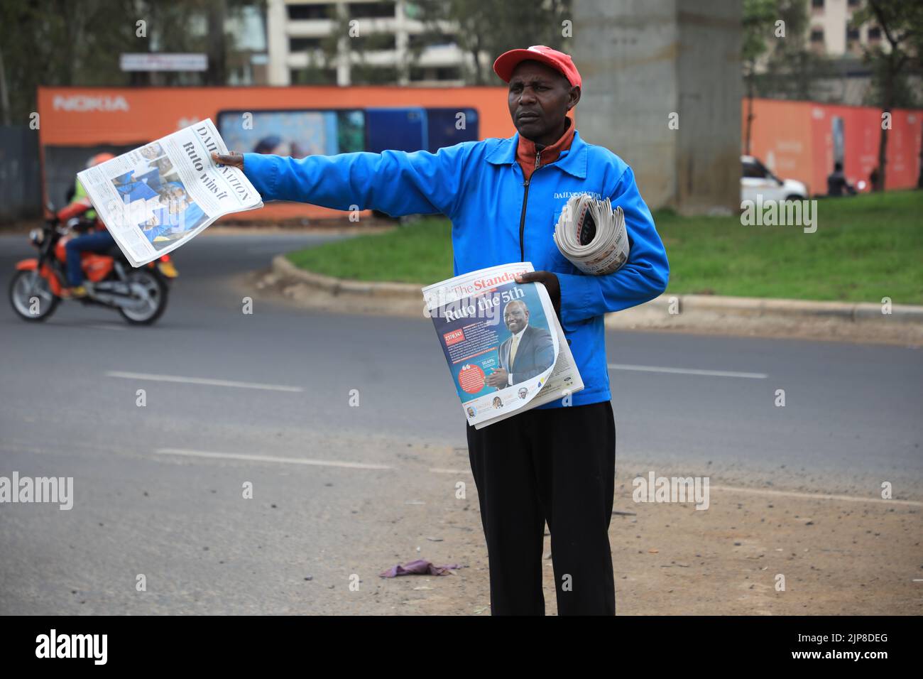 Nairobi, Kenya. 16th ago, 2022. Un venditore di giornali ha visto vendere un giornale che riferisce sulla vittoria dell'alleanza Kwanza del Kenya William Ruto come presidente eletto del Kenya. Il presidente della commissione indipendente ed elettorale (IEBC), Wafula Chebukati, ha dichiarato il vice presidente William Ruto come nuovo presidente del Kenya, con 7,18 milioni di voti rispetto al suo concorrente Raila Odinga con 6,9 milioni di voti. Credit: SOPA Images Limited/Alamy Live News Foto Stock