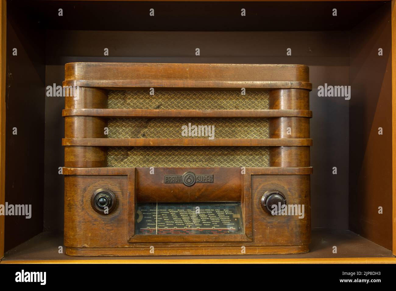 PRAGA, CZECHIA, 10 2022 AGOSTO, la vecchia radio Braun è sul gabinetto Foto Stock