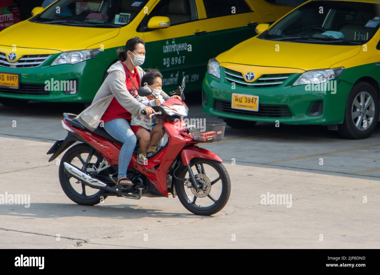 SAMUT PRAKAN, THAILANDIA, Apr 07 2022, Una donna ride ragazzo su una moto. Foto Stock