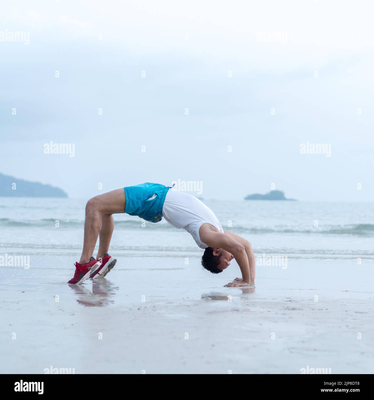 Stile di vita sano. sportivo asiatico fare esercizi sportivi in spiaggia allenarsi su una strada sul mare Foto Stock