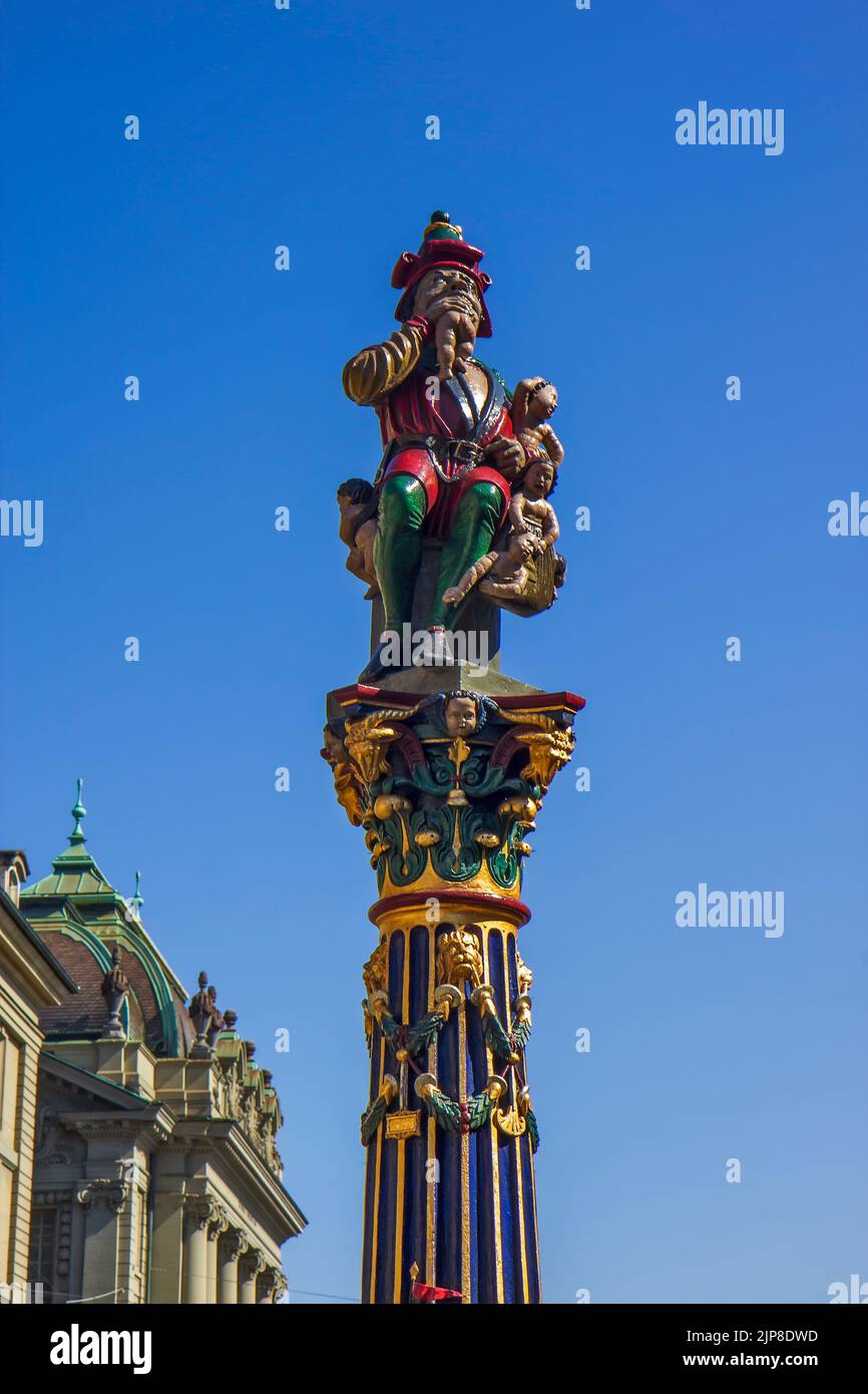 Il Kindlifresserbrunnen è una fontana in pietra dipinta nella Kornhausplatz a Berna, in Svizzera. Foto Stock