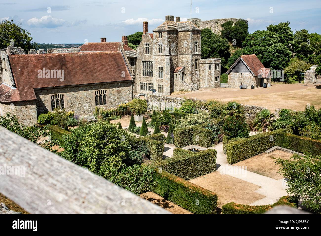 Vista dalle mura del Castello di Carisbrooke sull'Isola di Wight sui giardini e la cappella murate Foto Stock